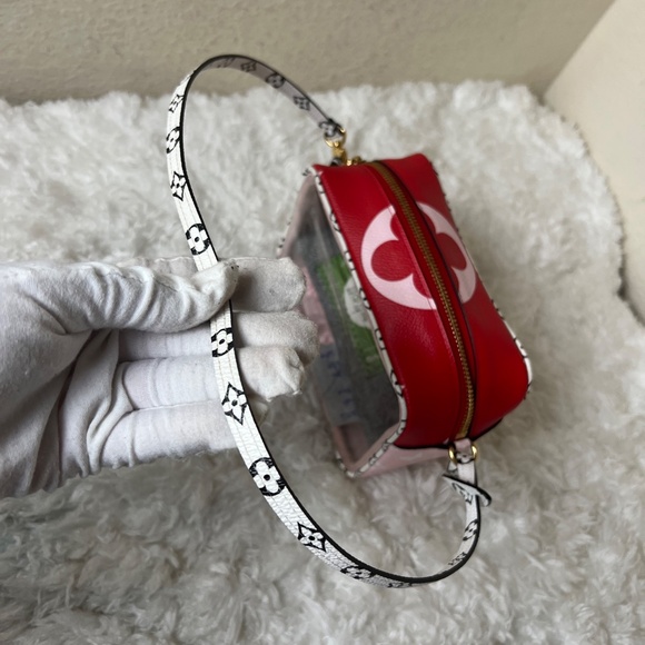 Louis Vuitton Monogram Giant Beach Pouch - Picture 7 of 9